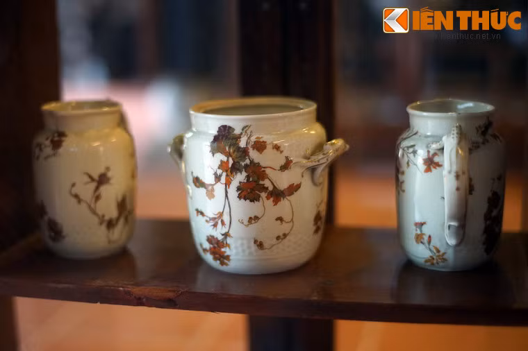 Những chiếc bình in hoa kiểu Tây phương, đồ sứ kí kiểu thời vua Bảo Đại.