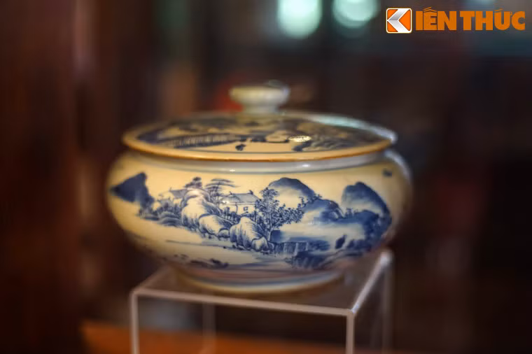 Liễn có hình phong cảnh, đồ sứ kí kiểu thời vua Gia Long.