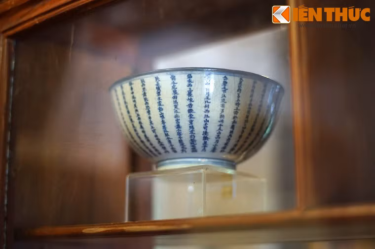 Do nguồn gốc xuất xứ đặc biệt, có thể nói đây là một bộ sưu tập đồ gốm sứ hết sức quý giá, độc nhất vô nhị của Việt Nam. Ảnh: Chiếc bát khắc những lời răn dạy về cách xử thế, đồ sứ kí kiểu thời vua Gia Long.