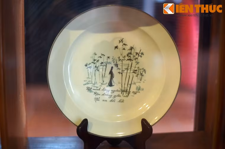 Đĩa đề Truyện Kiều, đồ sứ kí kiểu thời vua Bảo Đại.