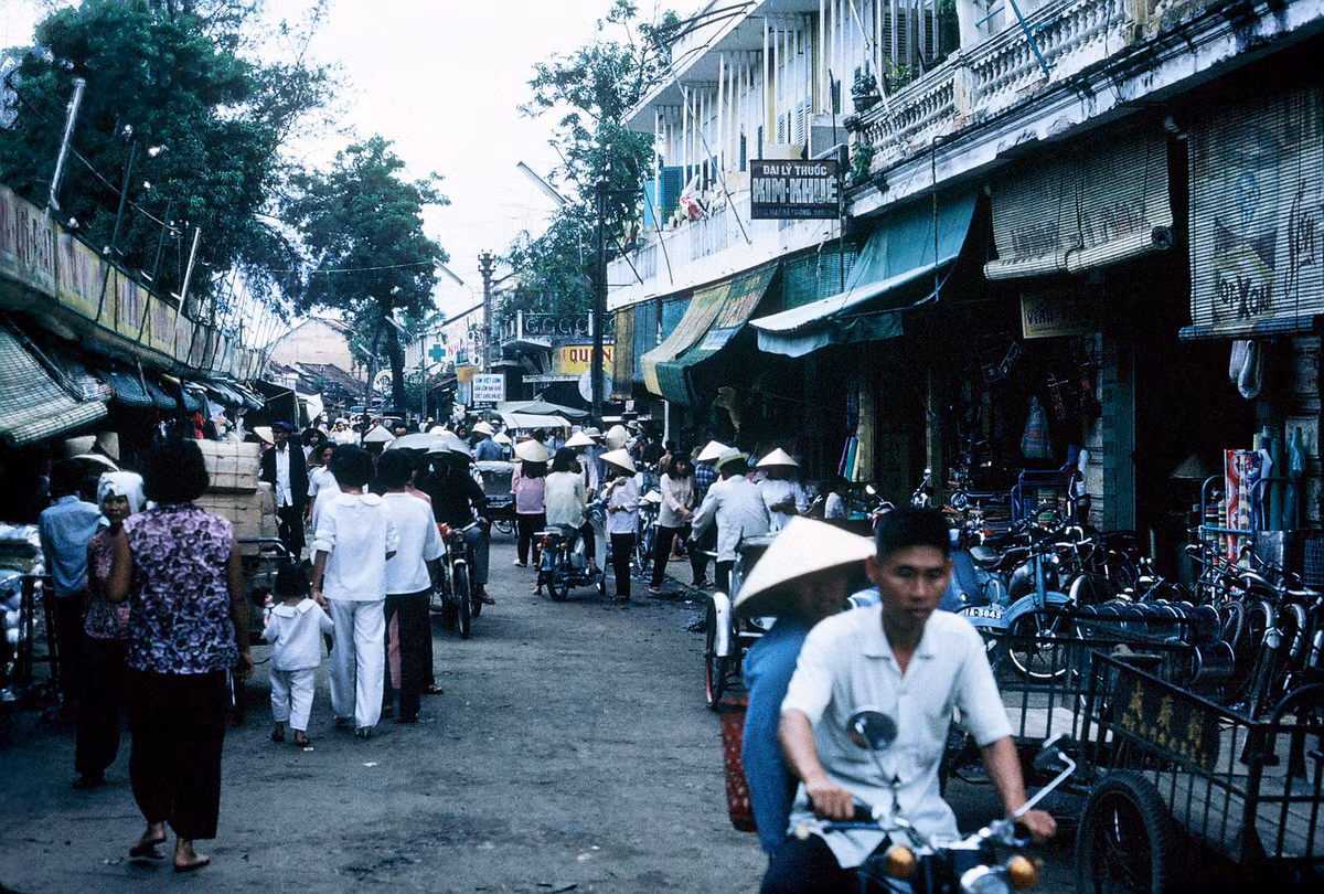 Khu phố thương mại dọc bến Ninh Kiều. Ảnh: D. Hoag.