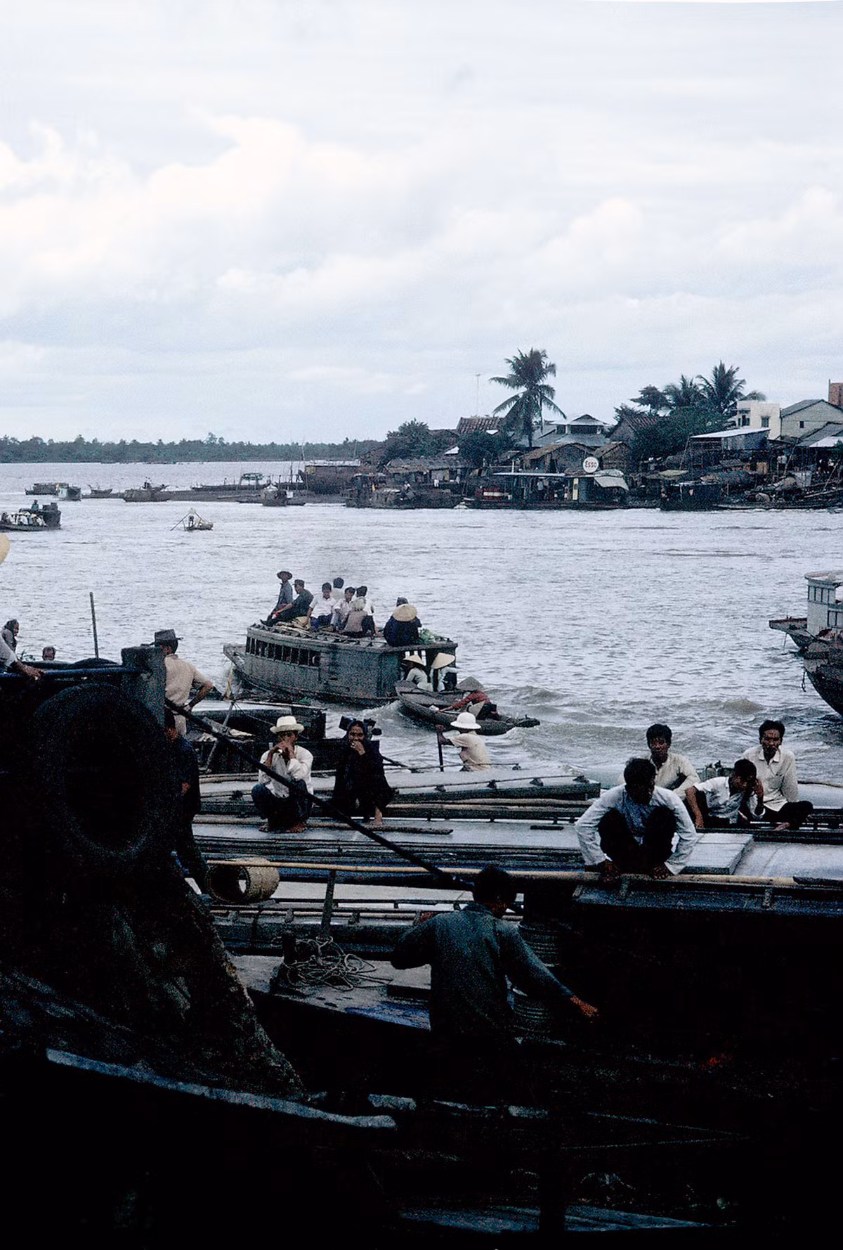 Thuyền bè nhộn nhịp tại ngã ba sông Cần Thơ. Ảnh: D. Hoag.