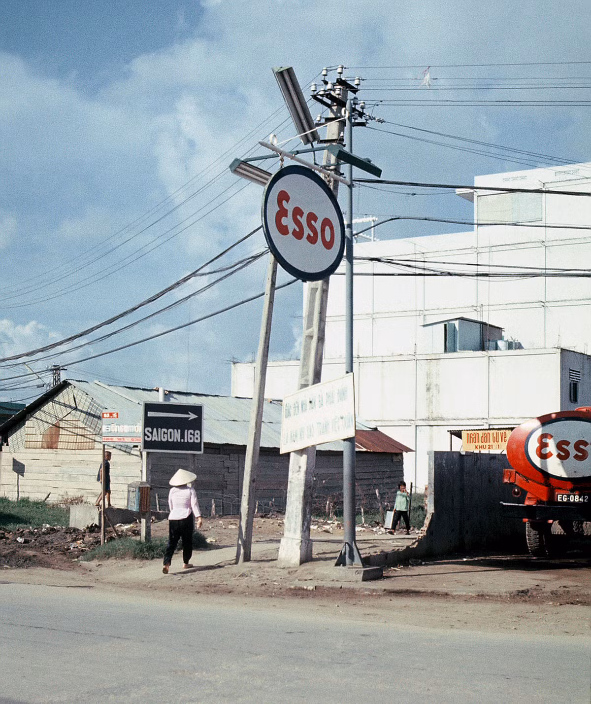 Trạm xăng của hãng xăng dầu Esso. Ảnh: D. Hoag.