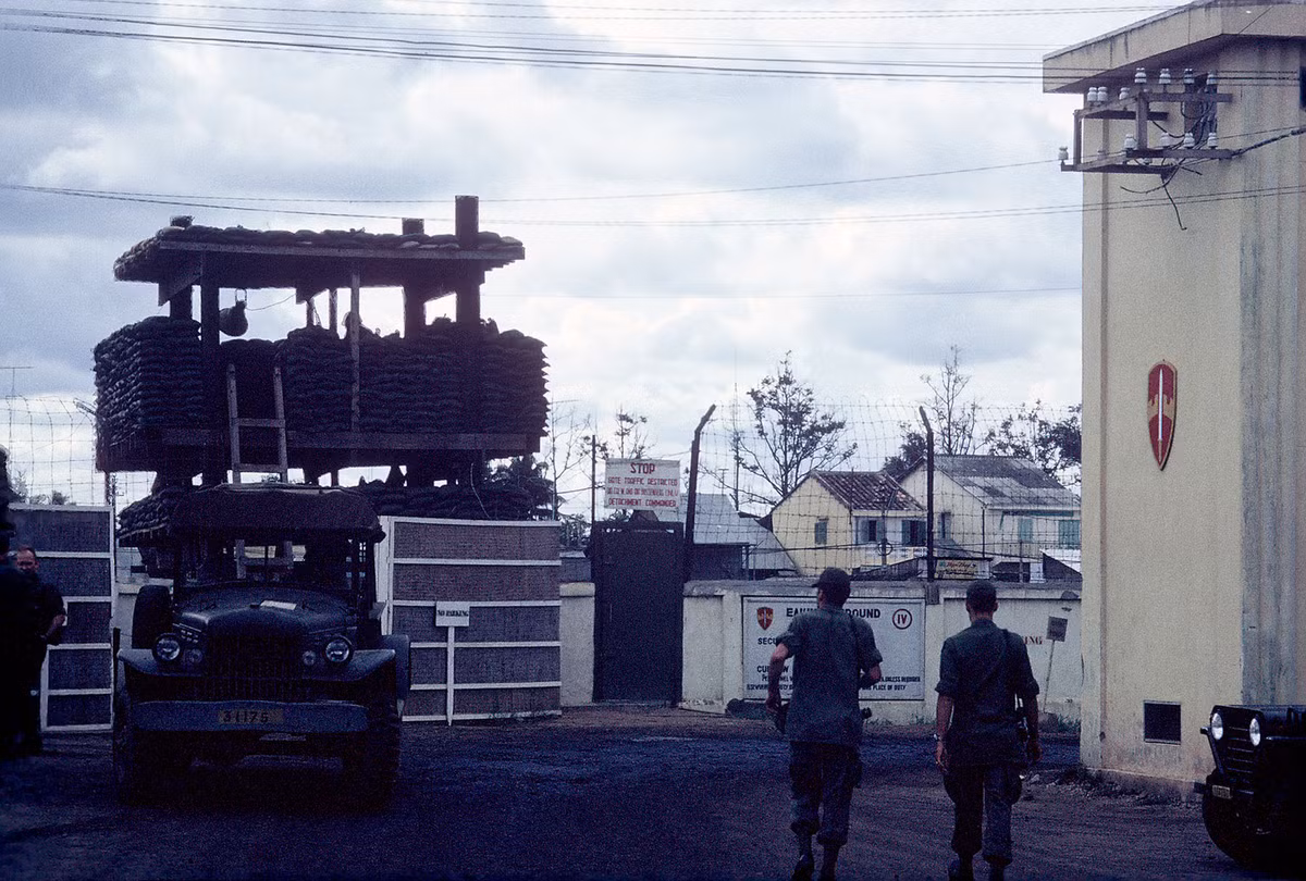 Bên ngoài khu căn cứ của Mỹ ở Cần Thơ. Ảnh: D. Hoag.