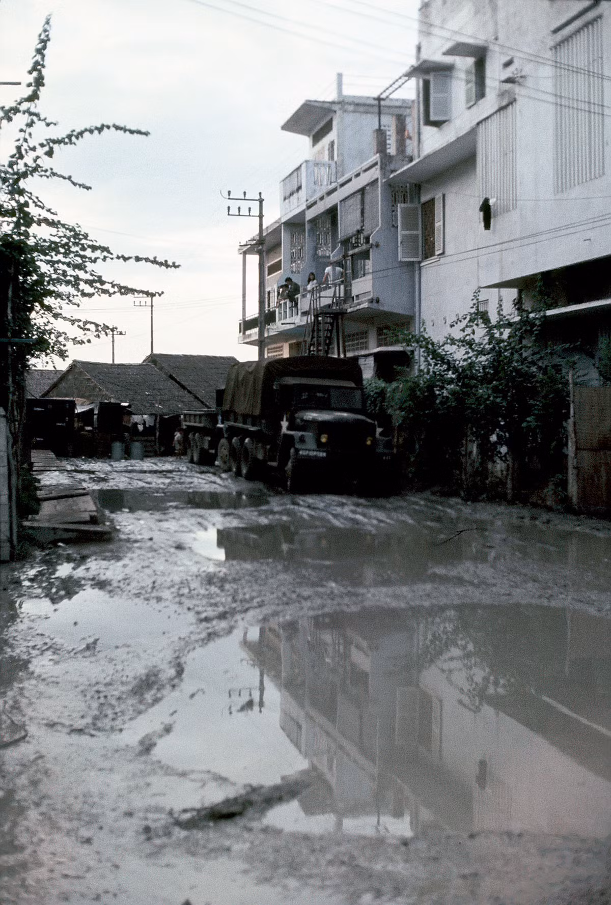 Một con đường lầy lội do mưa. Ảnh: D. Hoag.