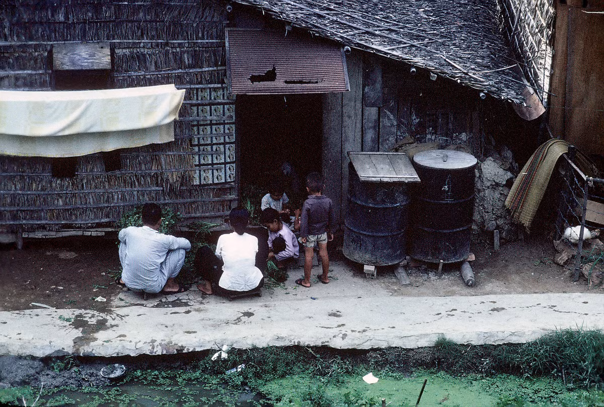 Cảnh sinh hoạt bên cửa nhà của một gia đình nông thôn. Ảnh: D. Hoag.