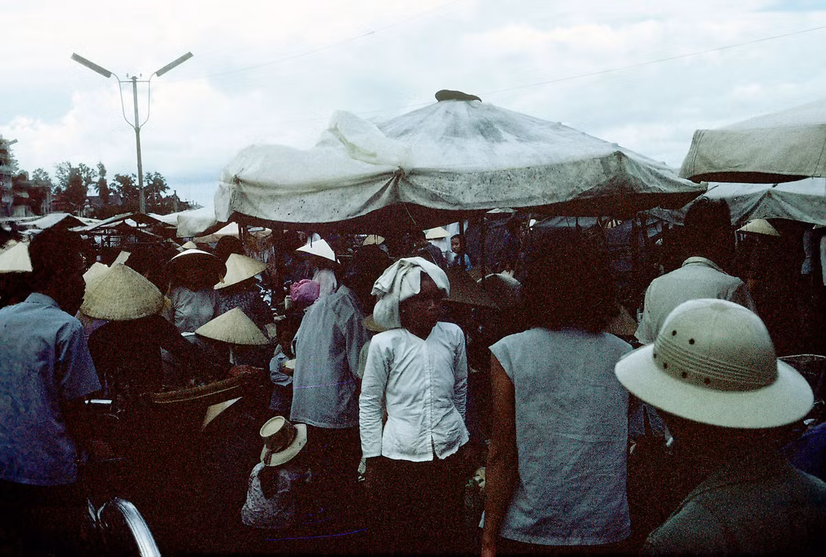 Cảnh chợ búa ở Cần Thơ. Ảnh: D. Hoag.