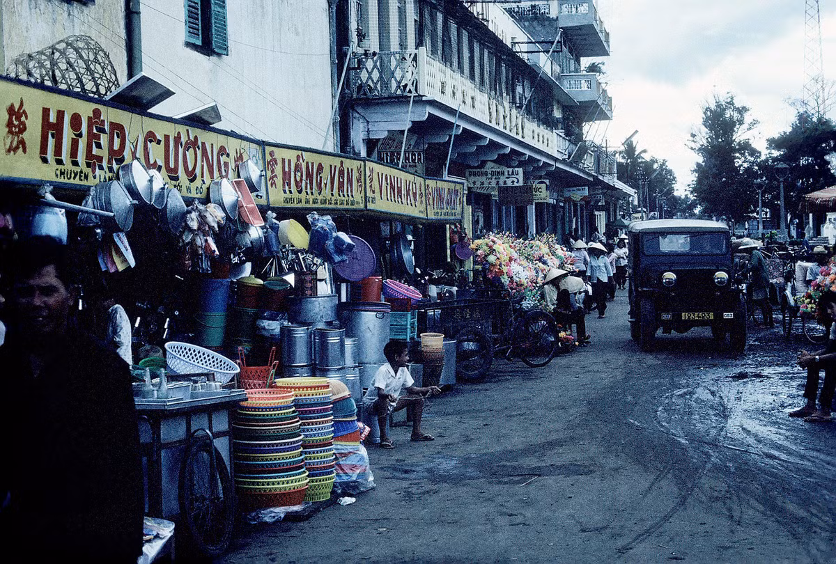 Khu phố thương mại dọc bến Ninh Kiều. Ảnh: D. Hoag.