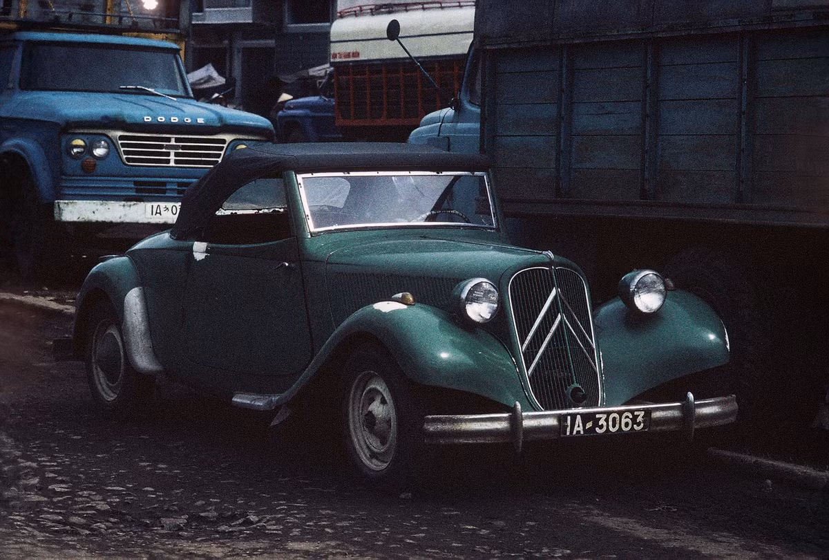 Chiếc xe Citroen đẹp long lanh trên đường phố Cần Thơ. Ảnh: D. Hoag.