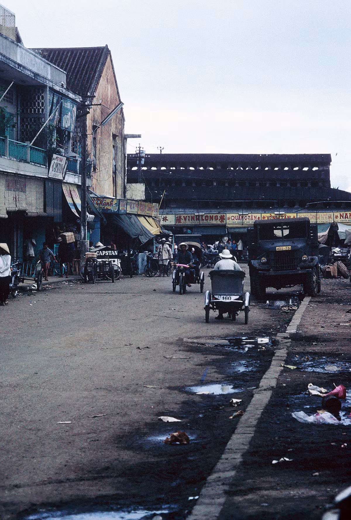 Bên ngoài một khu chợ. Ảnh: D. Hoag.