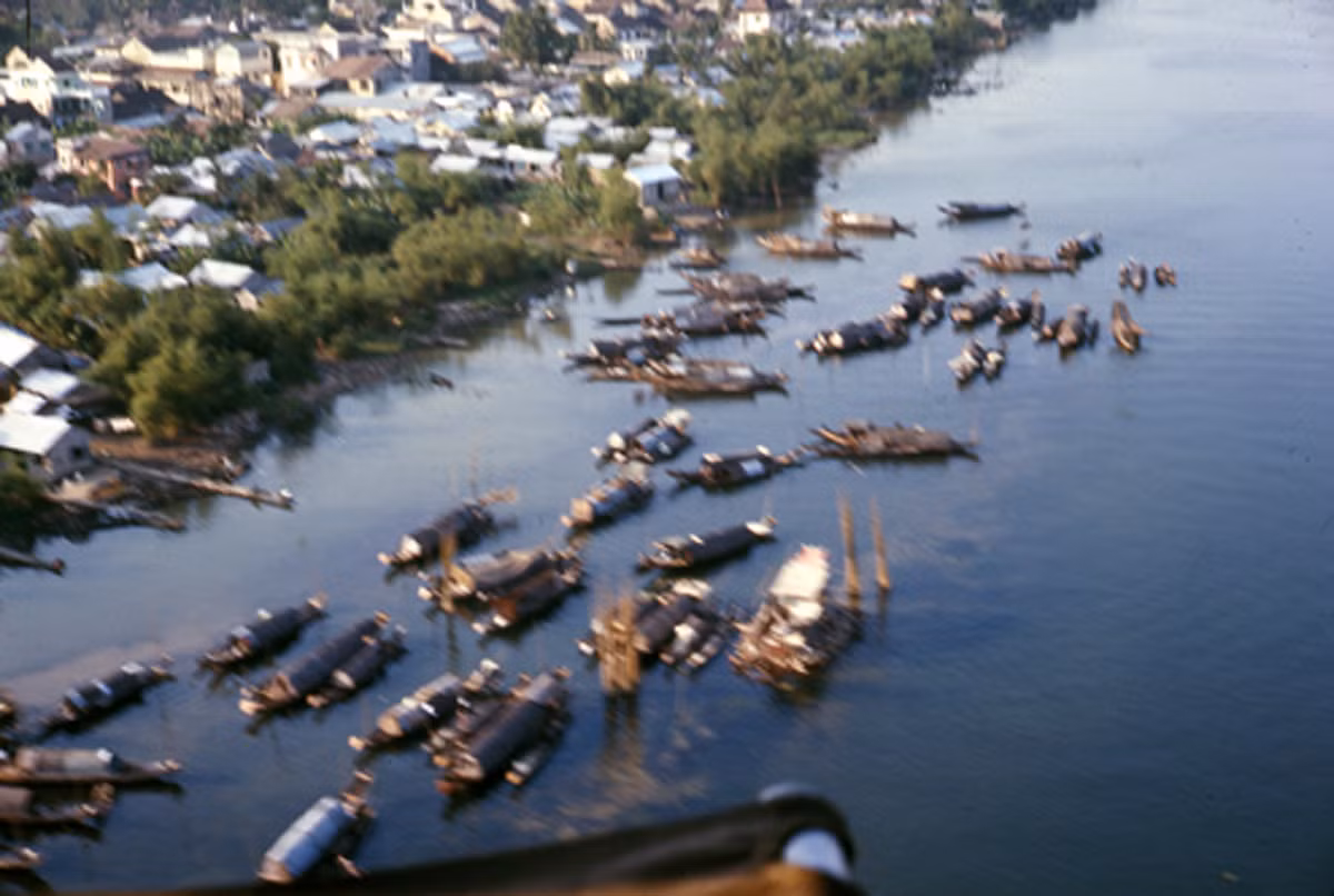 Những con thuyền trên sông Hương. Ảnh: Vietnam Center and Archive.