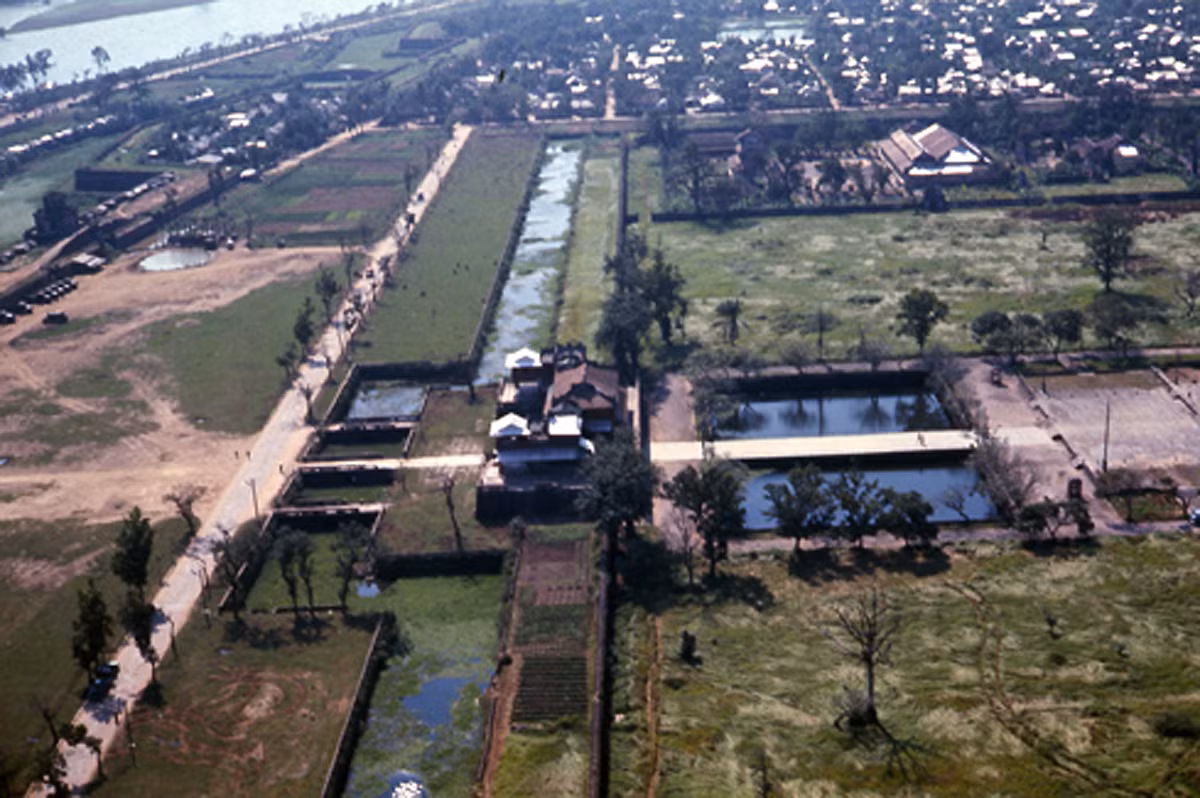 Một góc ảnh khác về Ngọ Môn và các công trình xung quanh. Ảnh: Vietnam Center and Archive.