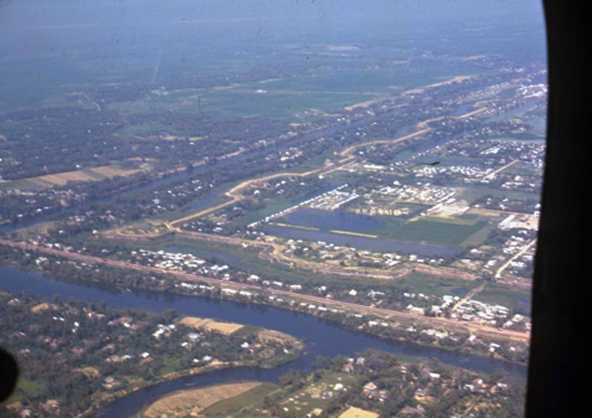 Mặt Tây Hoàng thành Huế với sông Kẻ Vạn và sông Bạch Yến. Ảnh: Vietnam Center and Archive.