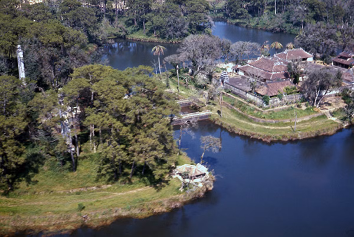 Khung cảnh thơ mộng ở lăng vua Minh Mạng. Ảnh: Vietnam Center and Archive.