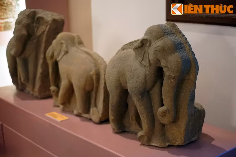 Nhiều tác phẩm thể hiện hoạt động của con người hay các loài vật rất sinh động, theo cả lối tả thực cũng như cách điệu. Ảnh: Tượng voi, niên đại giữa thế kỷ 10, Trà Kiệu, Duy Xuyên, Quảng Nam.