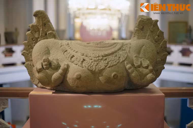 Bộ sưu tập này quy tụ hàng chục hiện vật có niên đại từ thế kỷ 3 đến thế kỷ 15, thuộc nhiều giai đoạn phát triển khác nhau của vương quốc Chăm Pa cổ. Ảnh: Thân chim thần Garuda, niên đại thế kỷ 10, Trà Kiệu, Duy Xuyên, Quảng Nam.