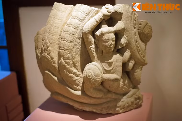 Trên những tác phẩm điêu khắc này thường xuất hiện những nét đặc trưng về nhân chủng, y phục, trang sức của người Chăm hòa quyện với hình ảnh các vị thần Bà-la-môn. Ảnh: Tượng thần Makara sinh ra chiến binh, niên đại cuối thế kỷ 10 - đầu thế kỷ 11, Trà Kiệu, Duy Xuyên, Quảng Nam.