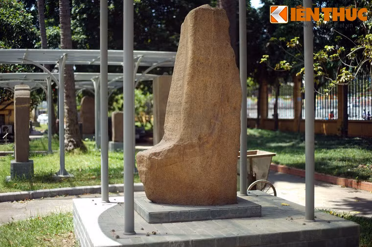 Bia Võ Cạnh có niên đại khoảng thế kỷ 3-4, được tìm thấy ở làng Võ Cạnh, xã Vĩnh Trung, TP Nha Trang, tỉnh Khánh Hòa là một trong những hiện vật cổ xưa nhất của vương quốc Chăm Pa. Bia đá này đã được công nhận là Bảo vật quốc gia.