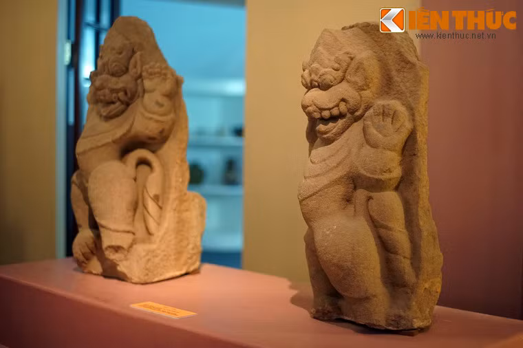 Theo đánh giá của giới nghiên cứu, nghệ thuật điêu khắc Chăm rất độc đáo, thường gắn với sinh hoạt của đạo Bà-la-môn, tôn giáo chính của người Chăm cổ. Ảnh: Tượng sư tử, niên đại đầu thế kỷ 10, Trà Kiệu, Duy Xuyên, Quảng Nam.