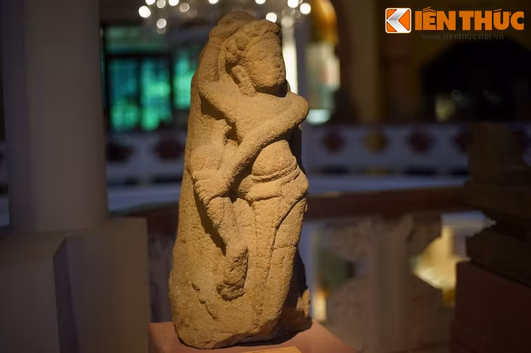 Đằng sau những bức phù điêu, những bức tượng này là cả một không gian huyền thoại, phản ánh những tư duy trừu tượng, lãng mạn của người Chăm khi lý giải về những điều kỳ diệu của vũ trụ. Ảnh: Vũ công múa lụa, cuối thế kỷ 10, đầu thế kỷ 11, Trà Kiệu, Duy Xuyên, Quảng Nam.