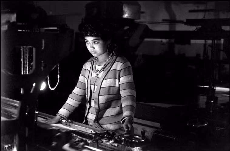 Cô gái người Uyghur trong một xưởng dệt ở Kashgar. Ảnh: A. Abbas/ Magnum Photos.