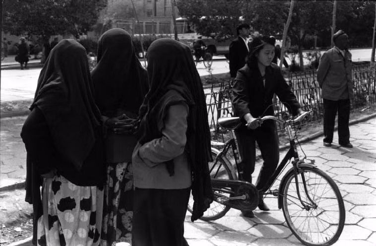 Phụ nữ người Uyghur tán gẫu trên đường phố ở Kashgar. Ảnh: A. Abbas/ Magnum Photos.