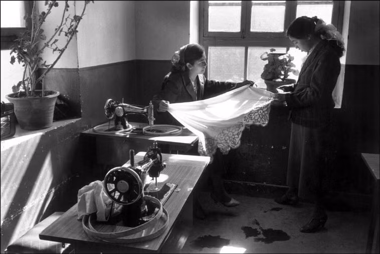 Những người phụ nữ thêu khăn trang trí họa tiết truyền thống của người Uyghur ở Kashgar. Những sản phẩm này sẽ được bán cho khách du lịch. Ảnh: A. Abbas/ Magnum Photos.