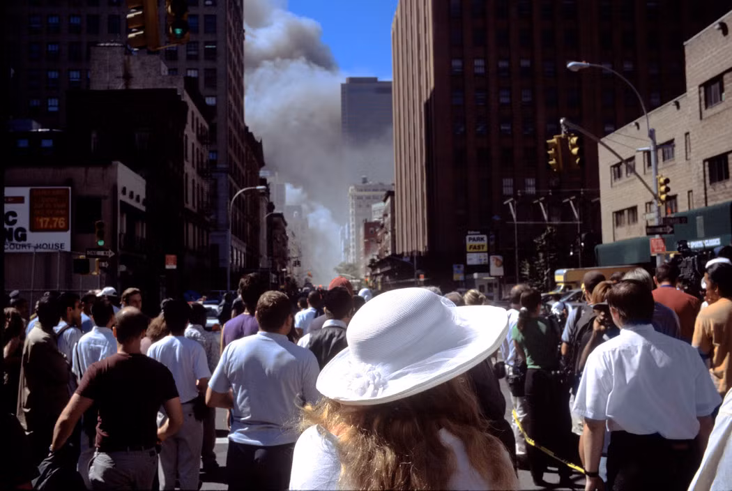 Người dân hoảng loạn chứng kiến vụ tấn công khủng bố từ phố Tribeca. David Alan Harvey/ Magnum Photos.