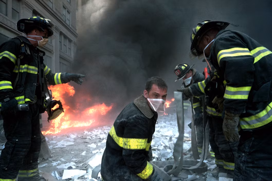 Những người lính cứu hỏa tìm cách khống chế ngọn lửa sau khi tòa tháp đôi WTC sụp đổ. Ảnh: Gilles Peress/ Magnum Photos.