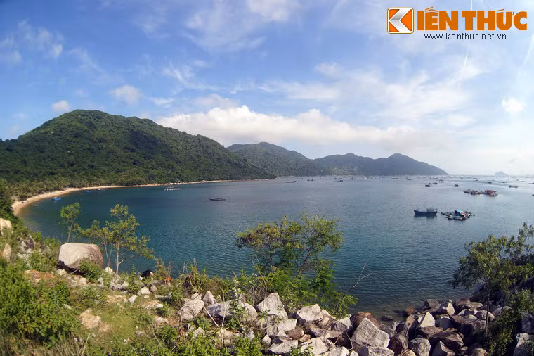 Từ năm 1964 - 1965, vịnh là địa chỉ tiếp nhận vũ khí bí mật từ miền Bắc chuyển vào Nam qua những chuyến tàu không số lịch sử.