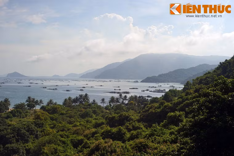 Do được bao quanh bởi những dãy núi cao hiểm trở, vịnh Vũng Rô là nơi có khung cảnh thiên nhiên hùng vĩ khiến lòng người say đắm.