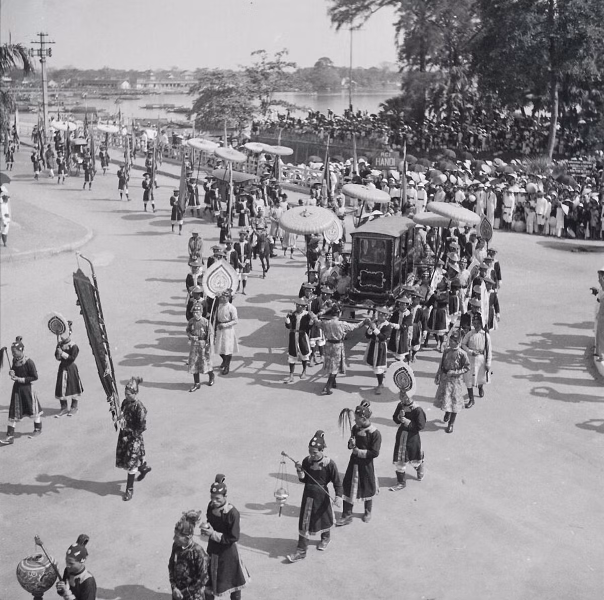 Đoàn xa giá di chuyển ven bờ sông Hương. Ảnh tư liệu.