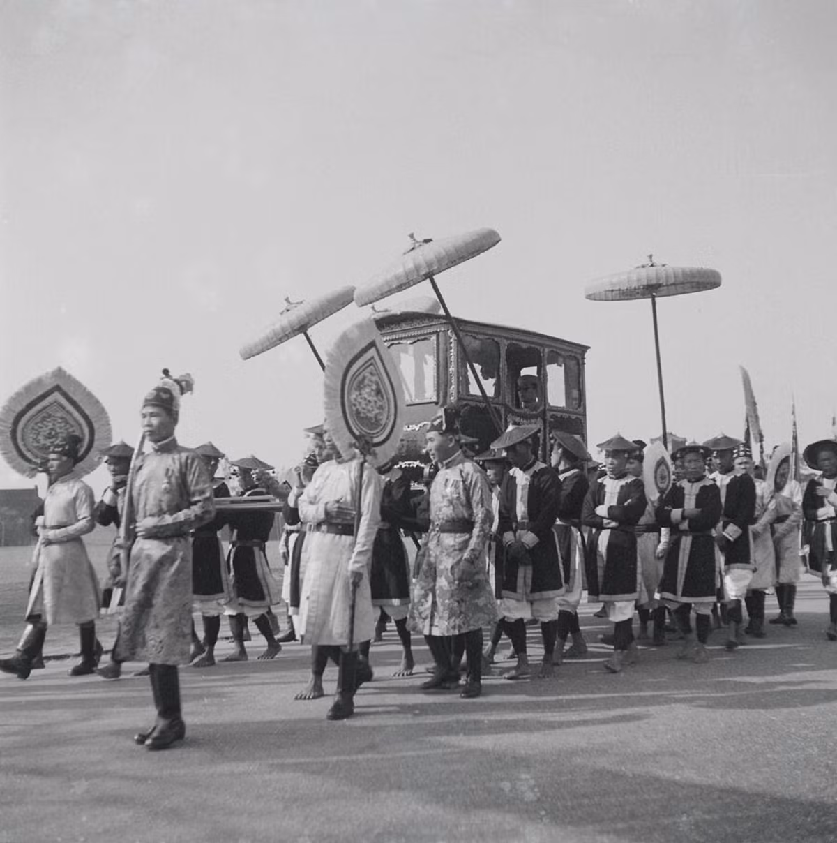 Cận cảnh kiệu vua Bảo Đại và đoàn tùy tùng. Ảnh tư liệu.