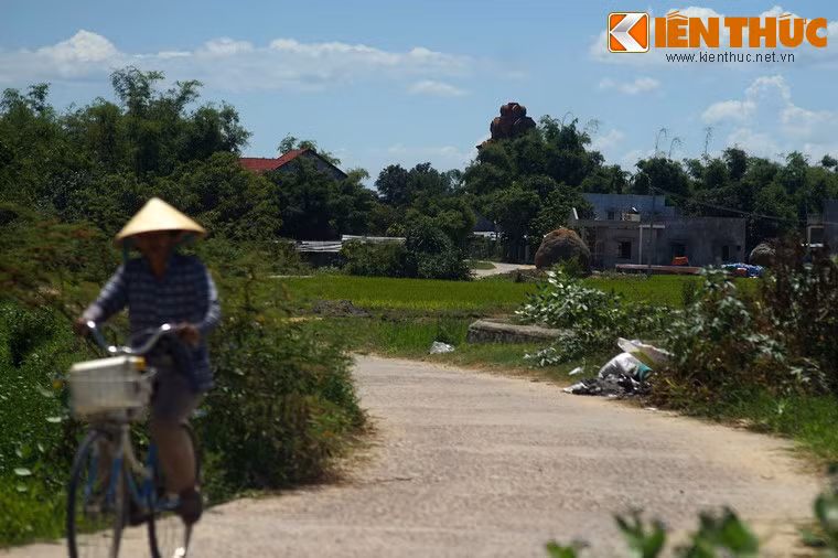 Nếu như đa số các tháp Chăm khác nằm trên đồi hoặc những địa điểm tách biệt với cư dân, tháp Bình Lâm lại nằm giữa vùng đồng bằng, được bao quanh bởi khu dân cư khá đông đúc.