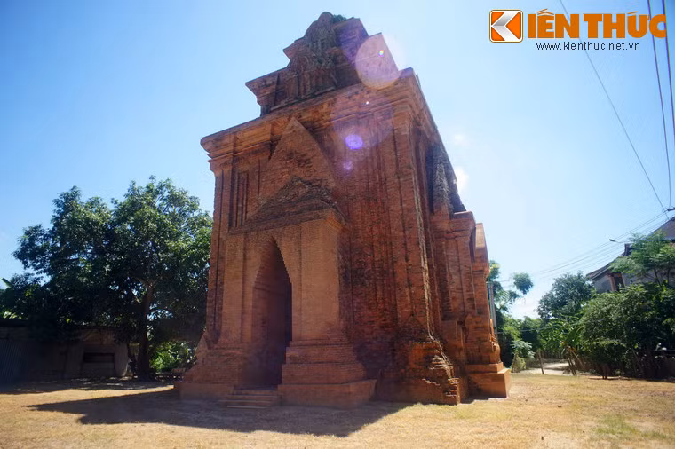 Tháp nằm trong khu thành Bình Lâm, là kinh đô đầu tiên tạm thời khi các vị vua Chăm dời đô từ Quảng Nam vào Bình Định trước khi xây dựng kinh đô Đồ Bàn. Khi thành Đồ Bàn được xây dựng thì Bình Lâm mất vị trí trung tâm chính trị, hành chính của Champa.