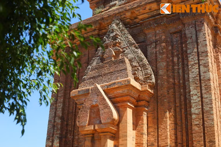 Mỗi cửa giả là một cấu trúc ba thân kế tiếp nhau nhỏ dần từ trong ra ngoài. Mỗi thân đều có hai phần: hai cột ốp bên dưới và hòm hình mũi giáo bên trên.