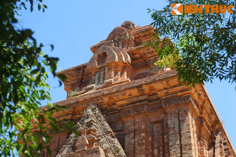 Tháp Bình Lâm cao khoảng 20m, bình đồ vuông, trên thâp tháp có hai tầng được thu nhỏ dần một cách đều đặn.