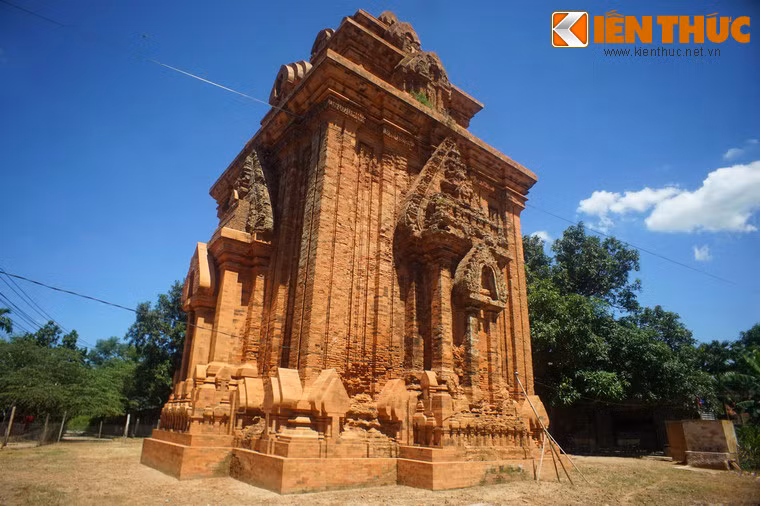 Phía dưới chân các cửa giả được trang trí bằng các hình sư tử, hoa lá và các hình áp.