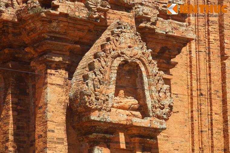 Phần trên các cửa giả được chạm khắc rất tinh xảo.