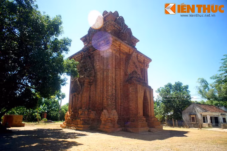 Mặt tường bên ngoài của tháp Bình Lâm được trang trí bằng hệ thống các cột ốp. Khác với các tháp Chăm trong khu vực, cột ốp của tháp Bình Lâm không còn hoa văn phủ kín bề mặt.