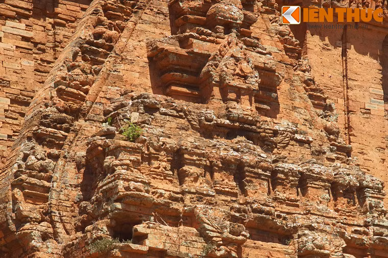 Dù rất nhiều họa tiết của tháp đã bị hủy hoại theo thời gian, về tổng thể ngôi tháp vẫn mang một vẻ đẹp trang nhã và uy nghiêm.