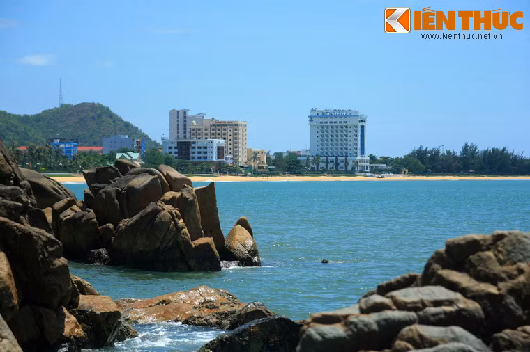 Địa danh nổi bật nhất bên bờ vịnh là Ghềnh Ráng, là một quần thể sơn thạch thuộc dãy núi Xuân Vân.