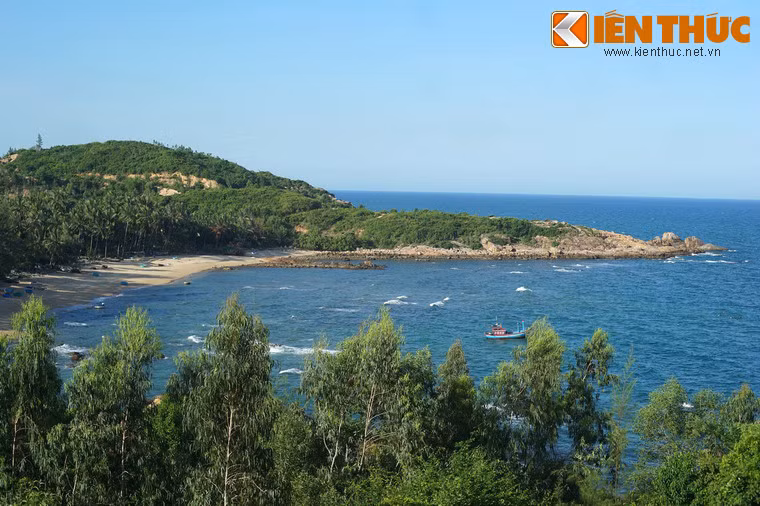 Từ Bãi Xép tiếp tục đi về phía Nam còn có nhiều bãi biển hấp dẫn như bãi Bàng, bãi Bàu, bãi Rạng...