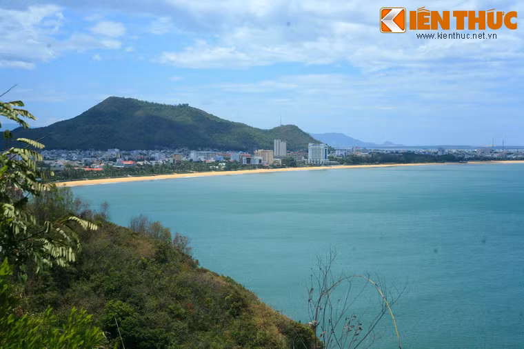 Từ những điểm cao của Ghềnh Ráng, có thể quan sát toàn cảnh thành phố Quy Nhơn soi bóng bên bờ vịnh hiền hòa.