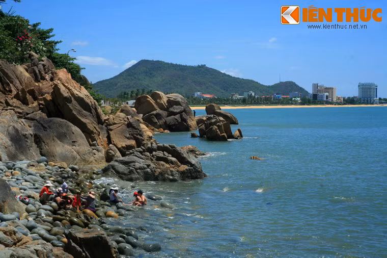 Bãi tắm Hoàng Hậu là bãi tắm nổi tiếng của Ghềnh Ráng, tương truyền là nơi Nam Phương hoàng hậu chọn làm bãi tắm riêng. Nơi đây cũng được gọi là bãi đá Trứng ví có nhiều tảng đá hình trứng khổng lồ.