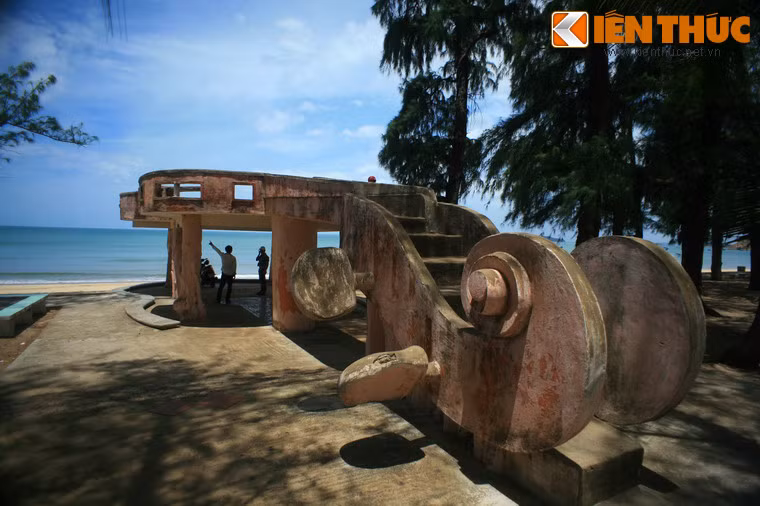 Nằm bên Ghểnh Ráng là làng phong Quy Hòa, nơi có khung cảnh thiên nhiên hòa quyện cùng nét đẹp kiến trúc độc đáo. Đây là nơi thi sĩ Hàn Mặc Tử đã sống những ngày cuối đời.