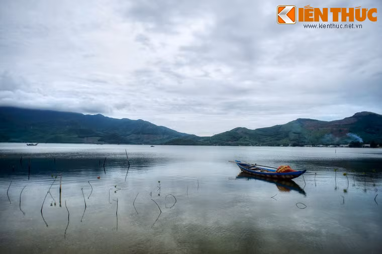 Đầm rộng 800ha, tiếp giáp với vịnh Lăng Cô, xung quanh được bao bọc bởi dãy núi Bạch Mã hùng vĩ.