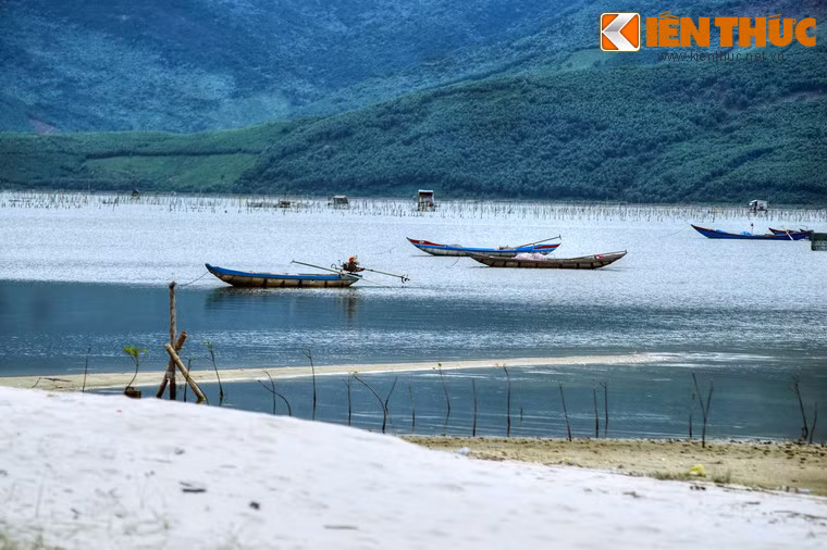 Những con thuyền nằm trên mặt nước phẳng lặng là hình ảnh thân thuộc, biểu tượng cho cuộc sống thanh bình ở đầm Lập An.