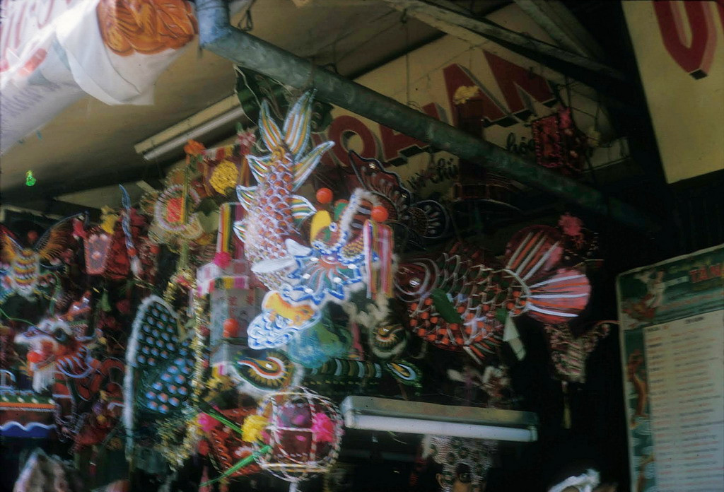 Các loại đèn phổ biến là đèn hình rồng, hình cá chép, bươm bướm... Chợ Lớn 1966. Ảnh: Douglas Ross.