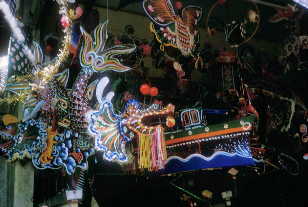 Các loại đèn được làm khá cầu kỳ với kiểu dáng phong phú, Chợ Lớn 1966. Ảnh: Douglas Ross.